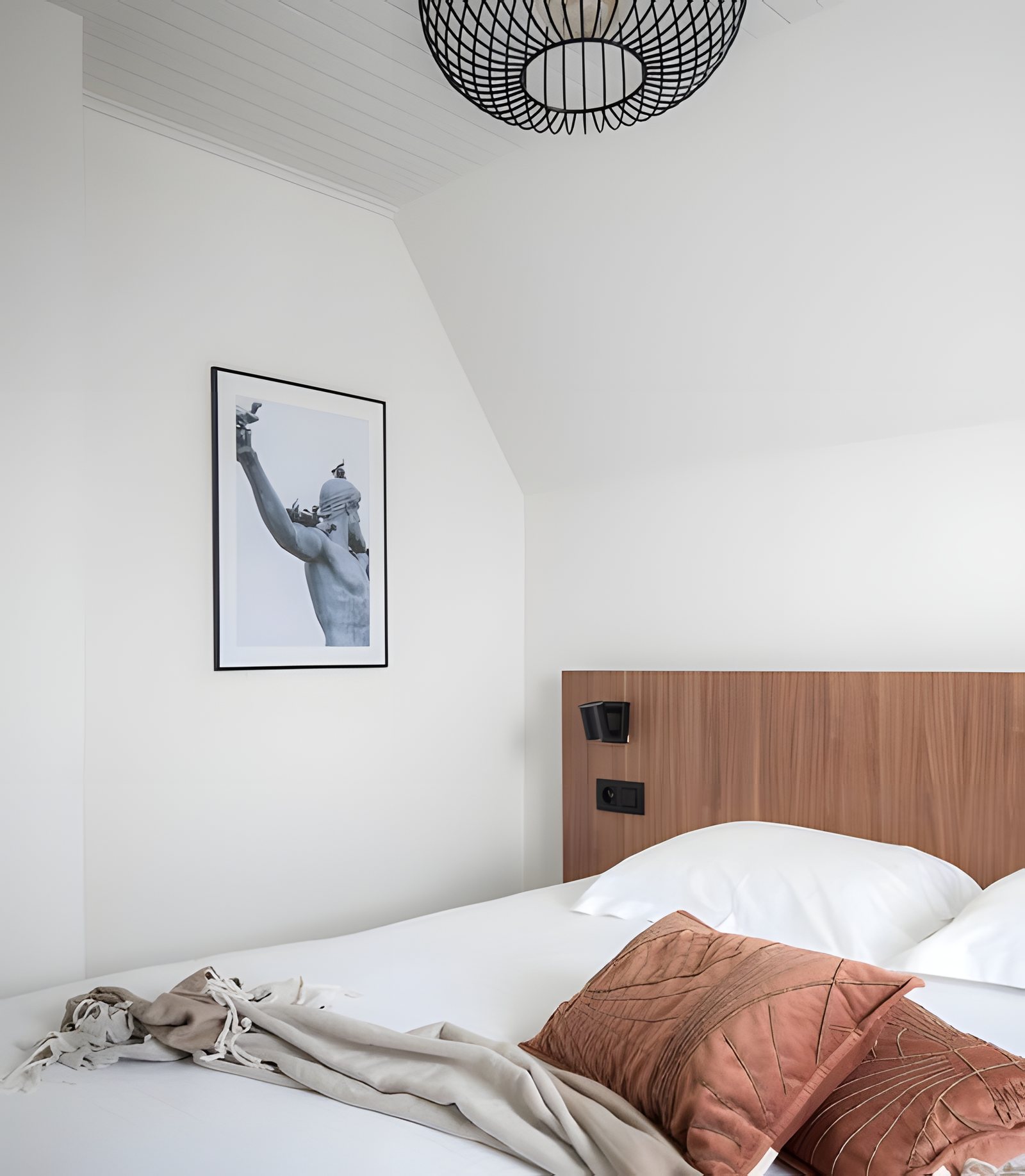 Slaapkamer onder het dak, met kunstprint