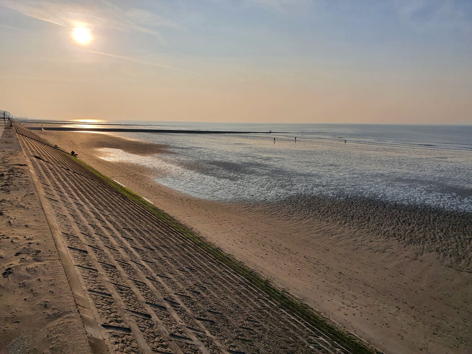 Het strand van Westende bij laag water, avondlicht