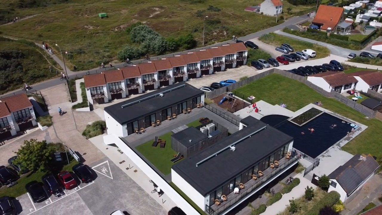 Hotel Zeegalm en het natuurzwembad van bovenaf